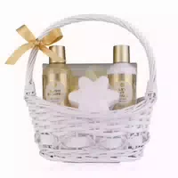 Accentra Winter Magic Geschenkset im Korb mit Duschgel, Bodylotion und Badezubehör 375 ml