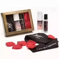 Erotisches Set mit Massageöl, Gleitgel, Rosenblüten und Augenmaske