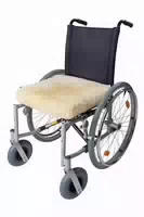 Fellhof Rollstuhlkissen Memory mit Lammfell, 42x42x7cm, Füllung aus Memory Schaum
