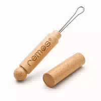 Remos Ohrreiniger mit Holzgriff, Holzverschlusskappe und Edelstahl Schlinge, Länge 7,5 cm